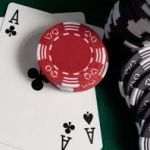 Рок звезда Боно делает ставки и играет в казино